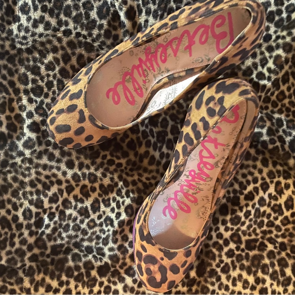 Betsey Johnson Brown Tan Leopard Flats